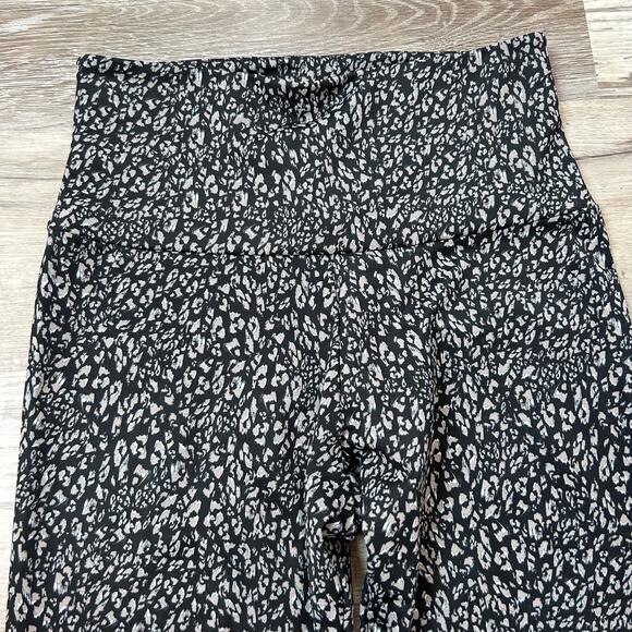 Onzie Black Grey Leopard Print High Waisted Leggings Size Small - Picture 2 of 5